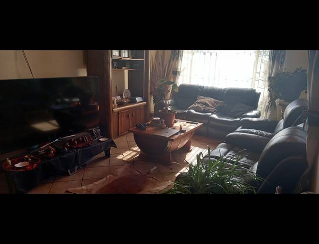 3 BEDROOM HOUSE FOR SALE IN OVERKRUIN